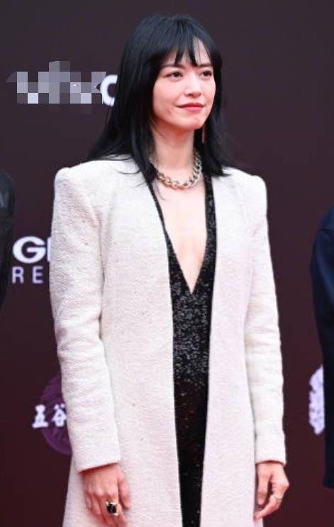 行星秘闻|女星红毯生图超亮眼！周冬雨裸色长裙秀排骨身材，姚晨深V超大胆