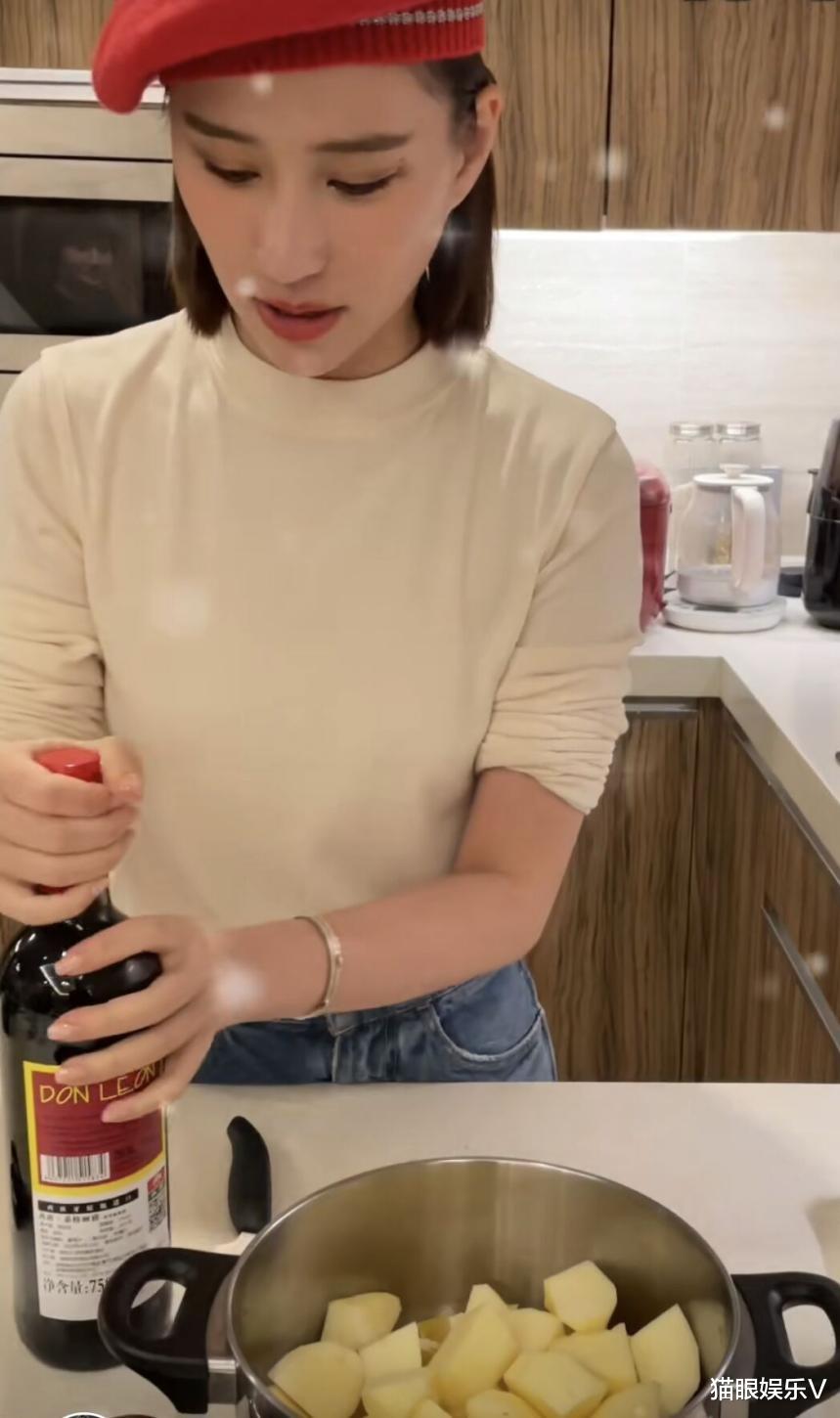 秦岚|女星过圣诞，麦迪娜忙带娃，钟楚曦穿黑丝身材火辣，秦岚白到发光