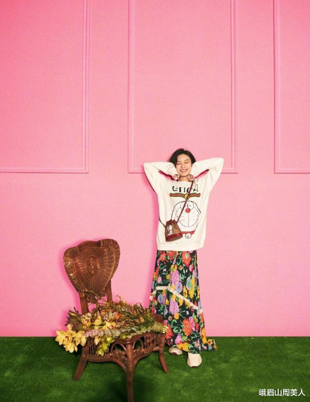 赵丽颖|?最近火了一种新穿法叫：连衣裙+运动鞋，优雅又时髦，倪妮都上头