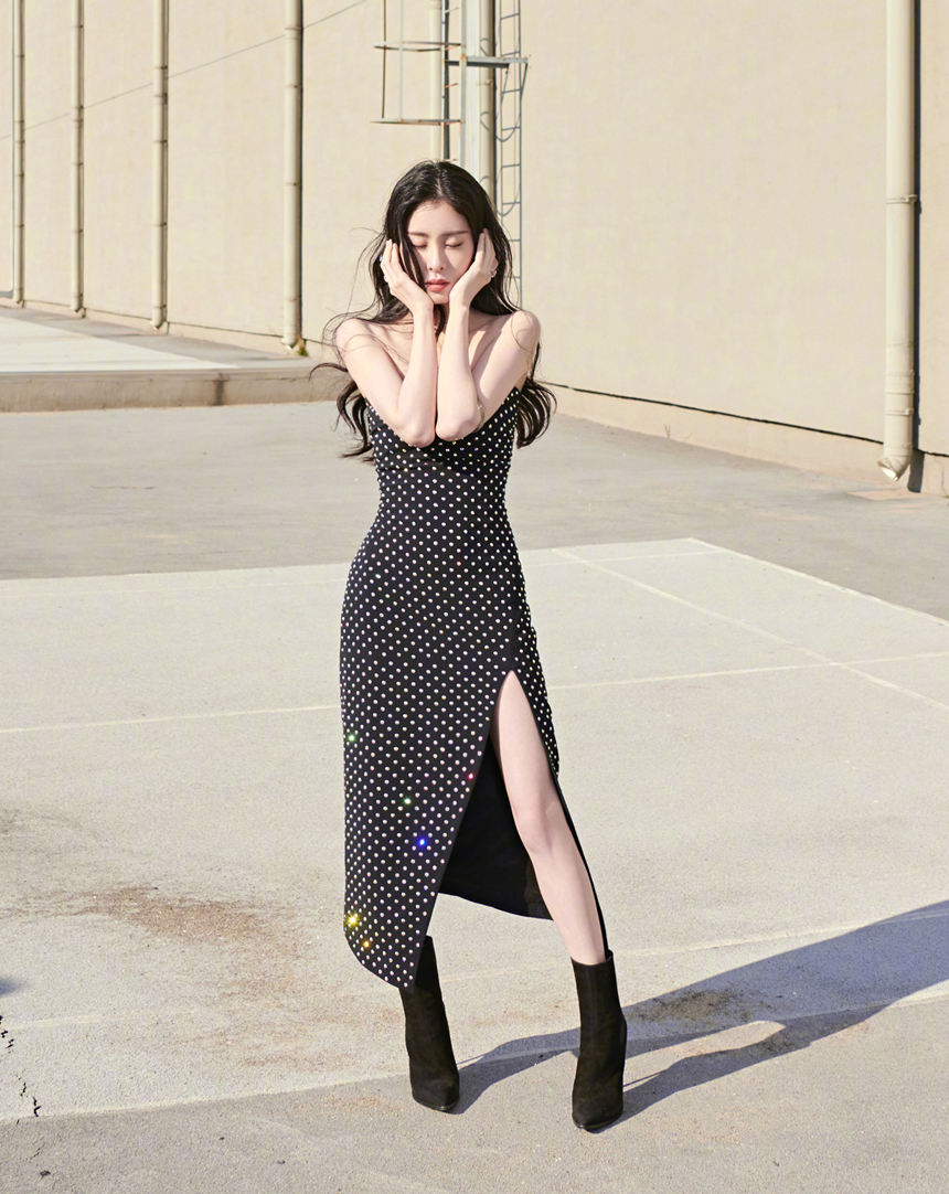 张碧晨|张碧晨造型真美！一袭抹胸长裙配短靴尽显完美身材，优雅不失性感