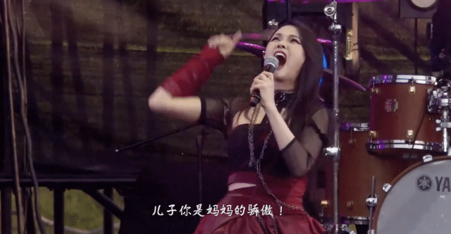 伊能静|伊能静儿子巴黎度假，再扮女装现身酒吧，穿长裙身材窈窕不输妈妈