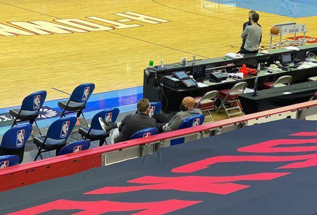 篮网队|哈登塔克赛后遮嘴私聊画面曝光有信号暗示篮网招募鞋王已得先机