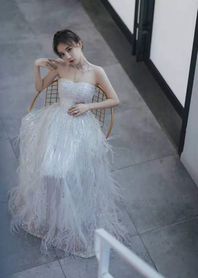 肖战|冯提莫粉丝福利多多，偶像新歌听到不敢置信，别家粉丝羡慕