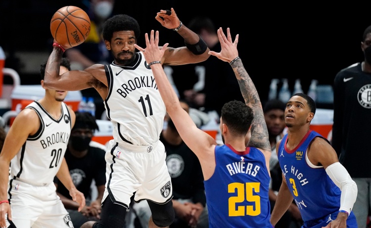 凯里·欧文|斋月结束了！欧文赛后采访大口吃饭：对不起，刚打完比赛太饿了！