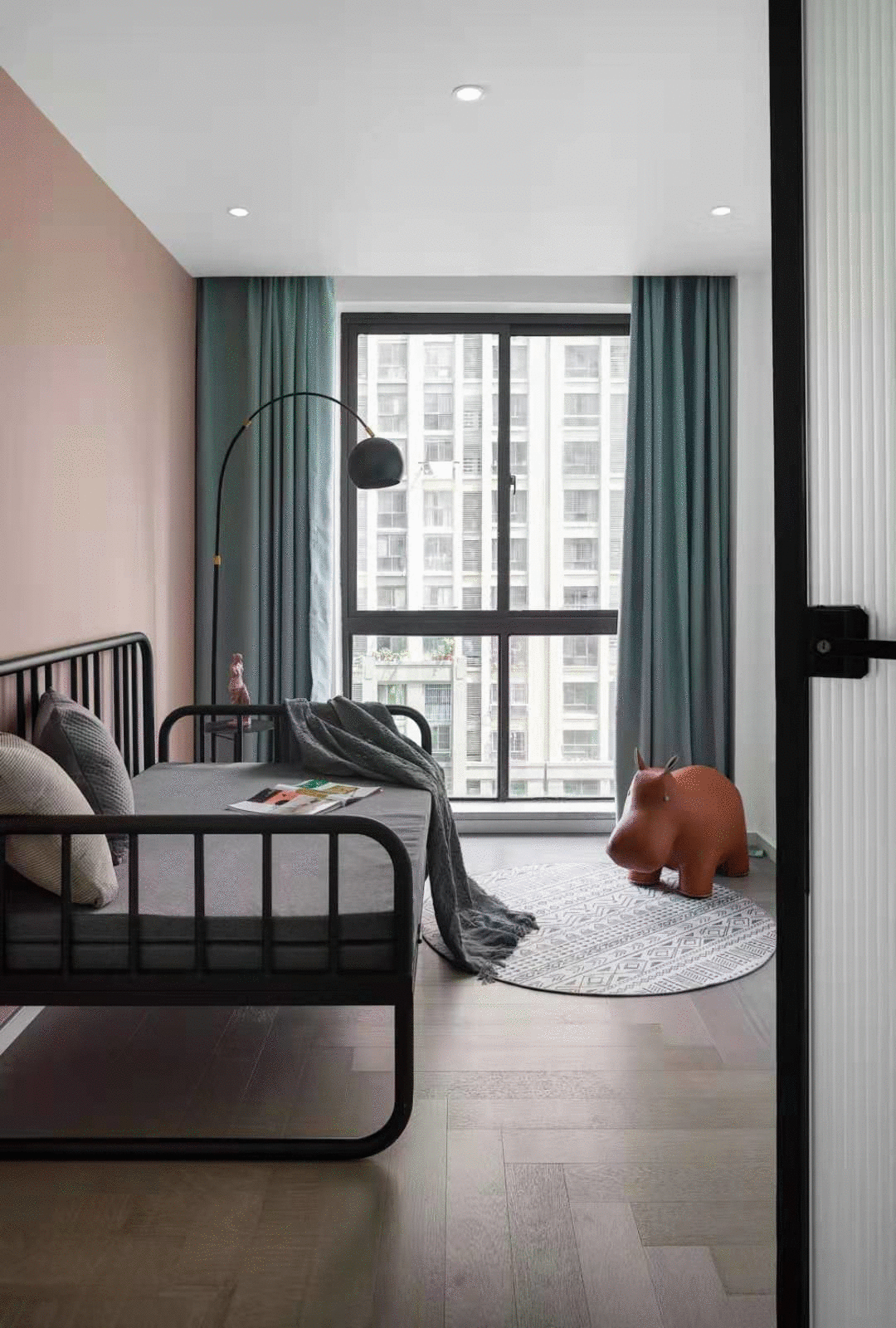 90后夫妻买下110㎡公寓做婚房，牛油果绿+水磨石元素，太甜了！