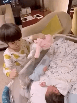 陈坤|姜潮晒儿子宠妹日常，2岁丹尼尔对妹妹又亲又抱，秒变小暖男