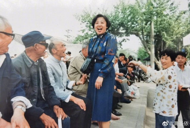 黄圣依|黄圣依教师节感谢妈妈，邓传理端庄优雅大气，母女同框似姐妹