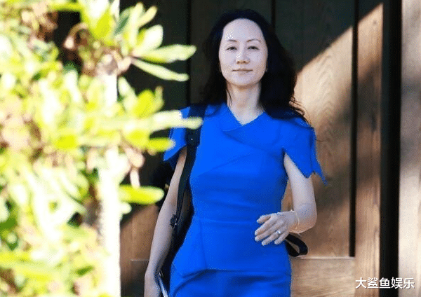 肖战|孟晚舟穿宝石蓝短裙戴脚镣走出巨星名缓范，久违现身太惊艳