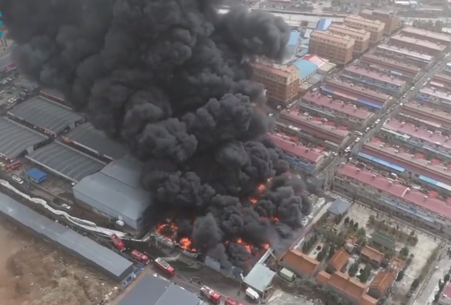 焰冰聊生活 突发！山西一粮油仓库燃起大火，黑烟翻滚腾空而起，伤亡情况不明