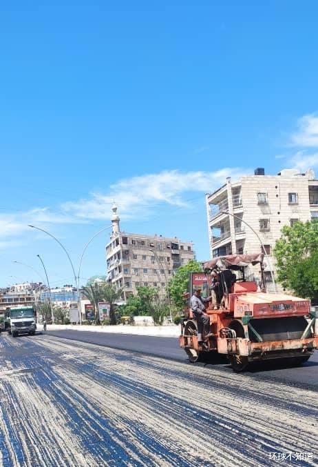 敘利亞重建：大城市阿勒頗鋪瀝青修路，繁榮在藍天白雲下逐漸恢復-圖4
