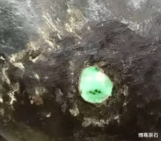 翡翠|刷爆圈内的“乌皮擦口”翡翠原石，一刀切开货主直接气晕，百万打了水漂！