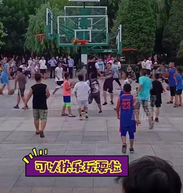 民警 辽宁：孩子打篮球，为防止广场大妈霸占，民警和市民一起站岗守护