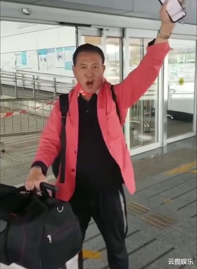 万梓良|64岁万梓良自曝身体劳累，正在做理疗！疾病缠身仍拼命拍戏跑商演