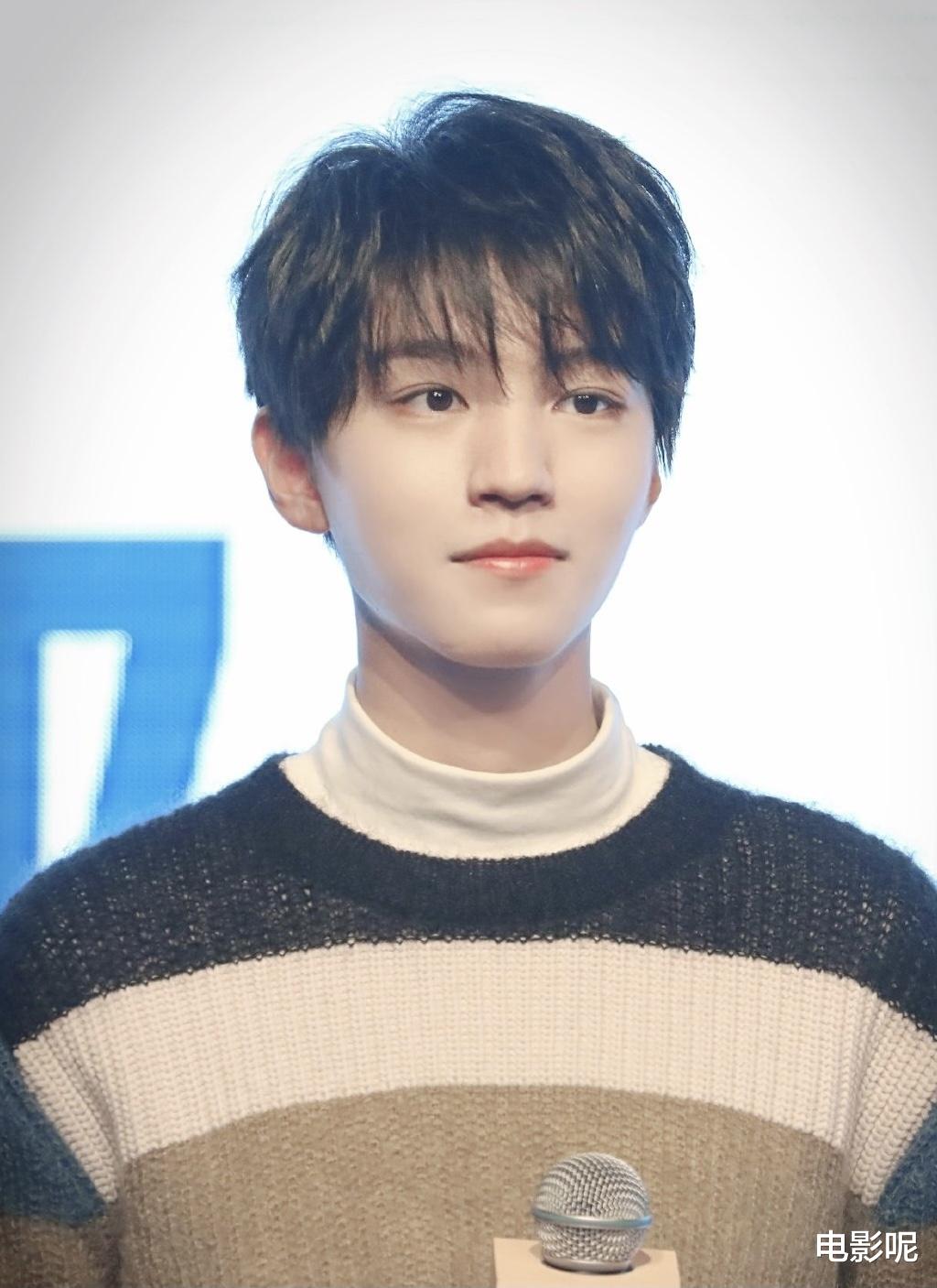 王俊凯|王俊凯吃酸辣粉，粉丝找到孟超吃粉对比，二人吃饭习惯差别太大