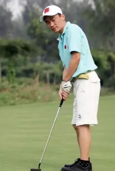 关晓彤|48岁牛莉打高尔夫！穿红裤子被夸喜庆身材好，进球后开心到跳舞