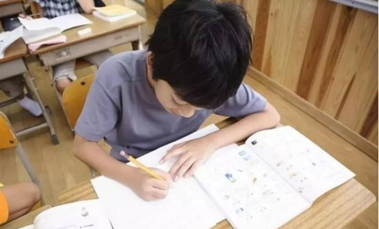 育儿心课堂|一道简单的小学数学题，“难倒”一片研究生，最后博士写出答案