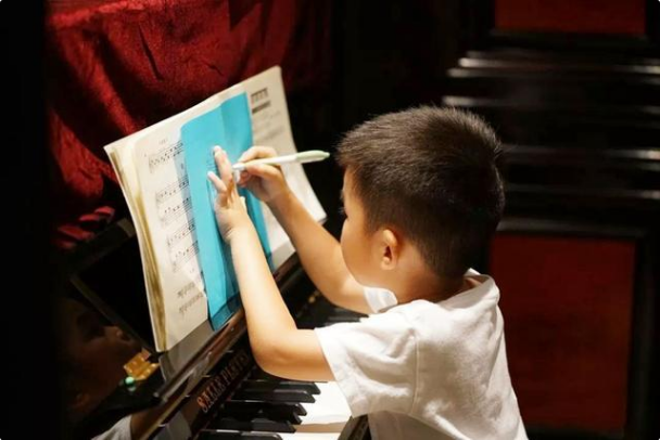 Ainee妈咪|兴趣班存在鄙视链，钢琴因“烂大街”被嫌弃，高尔夫、马术受欢迎