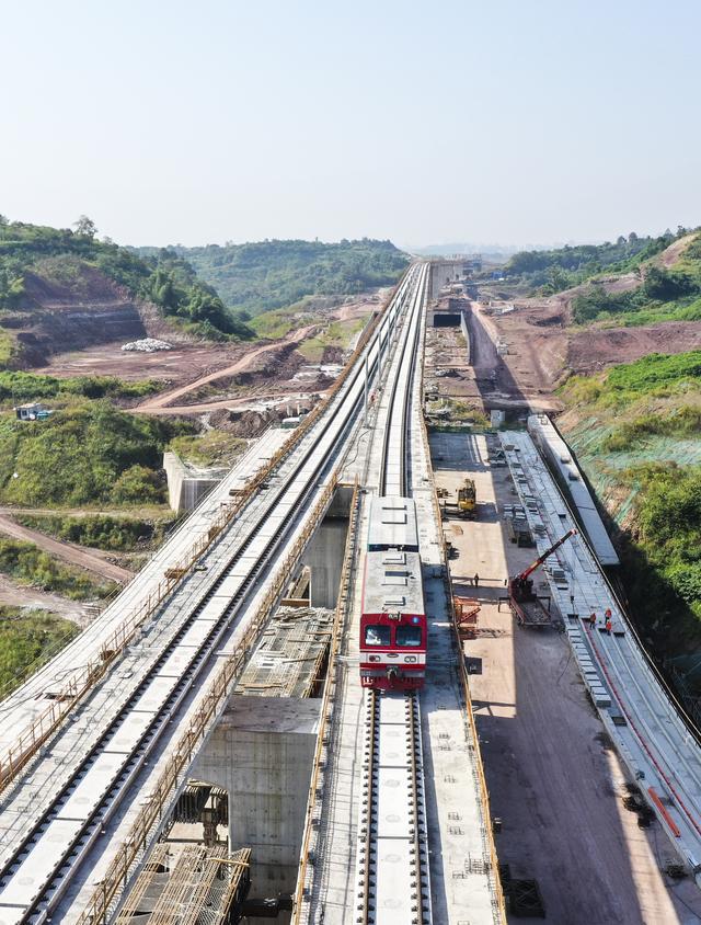 潮重庆 新城·光屿|轨道4号线二期车站全部封顶，轨道时代再提速