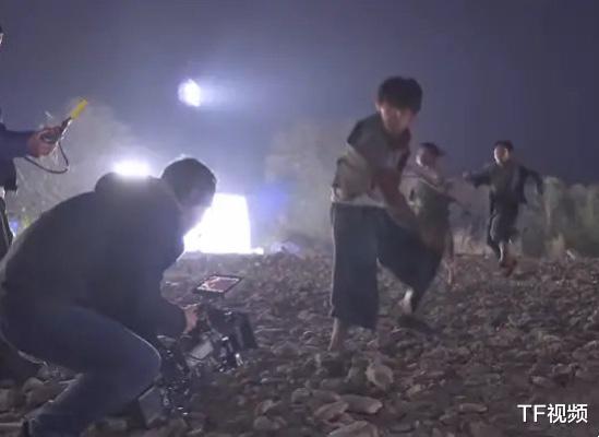 黄景瑜|《长津湖》特辑曝光，易烊千玺表情欠揍，他扔弹姿势与扔石子神似