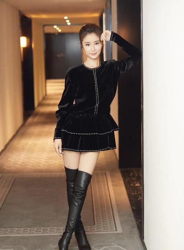何有强|林心如又“火”了，穿玫红色抹胸连衣裙高贵华丽，高挑又时髦