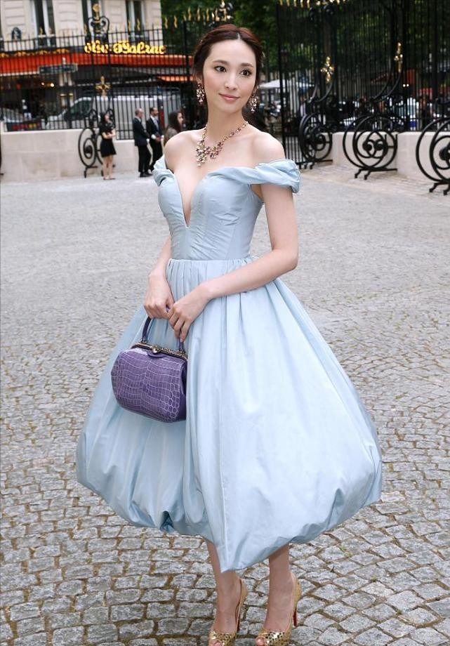 Lady变美日记|生了四个孩子的吴佩慈让人猜不出年纪，穿“瘦身”裙，显妙曼身姿