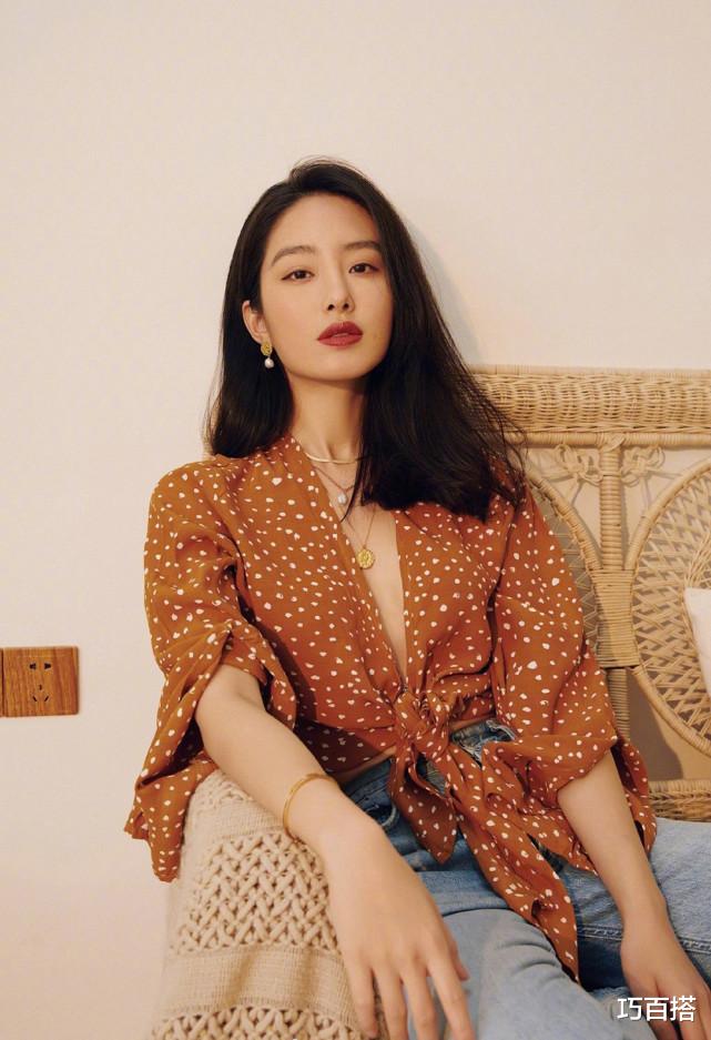 巧百搭|杨采钰的优雅全靠穿搭！“轻复古风”秋日look，很适合成熟的女人