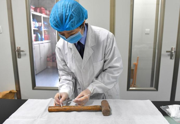 警察 男子因谋财抢劫部队枪支，犯下多起案件后被警方缉拿归案