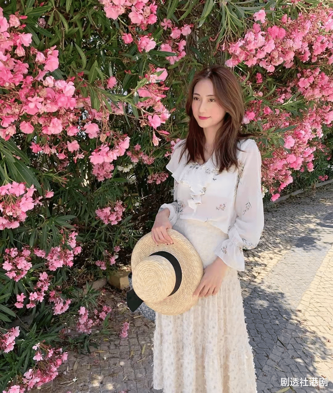 成毅|同名还撞样？落选港姐新造型似前TVB当家花旦钟嘉欣，尽显女人味