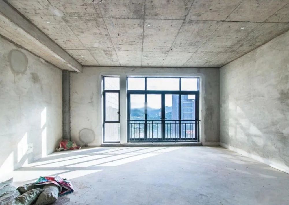 农村自建房怪象,花费几十万修建一栋别墅,不居住,也不装修