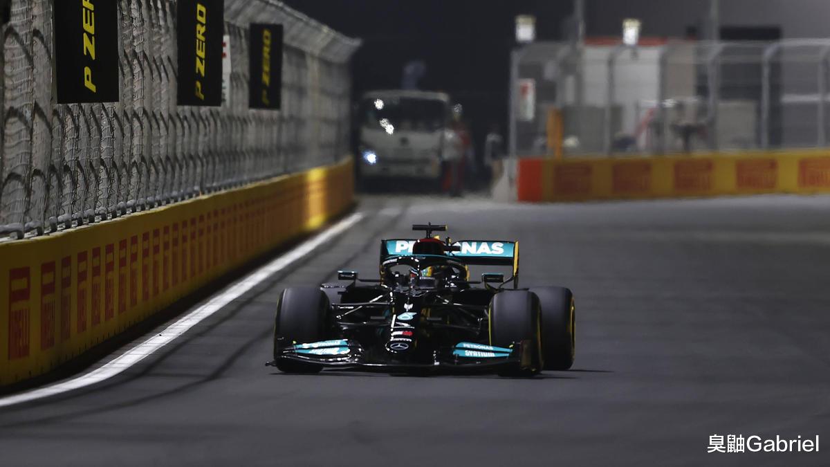 刘易斯·汉密尔顿|F1沙特大奖赛练习赛汉密尔顿称王 维斯塔潘差距微弱 勒克莱尔撞墙