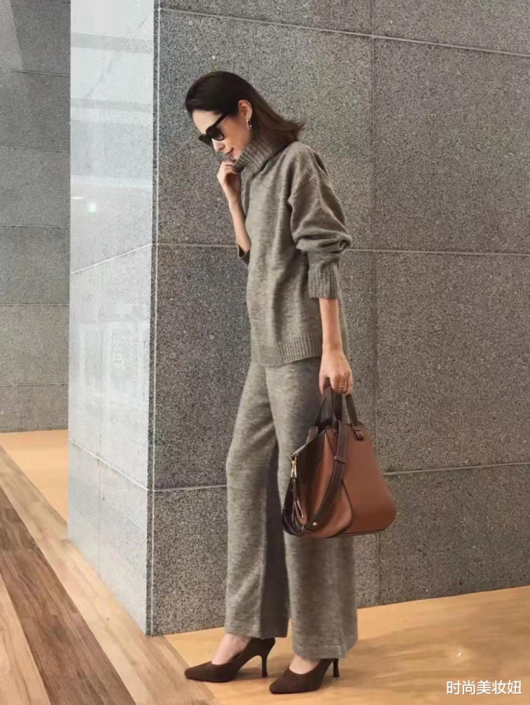 时尚美妆妞 50岁女人穿衣越简单越高级，秋季毛衣极简搭配，气质又时髦