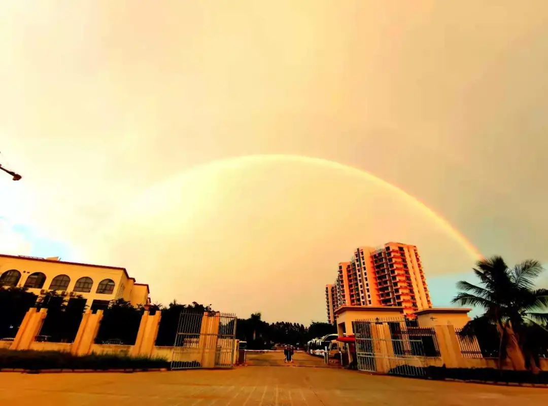  洋浦上空出现“双彩虹+闪电”，来看看有没有你的作品！