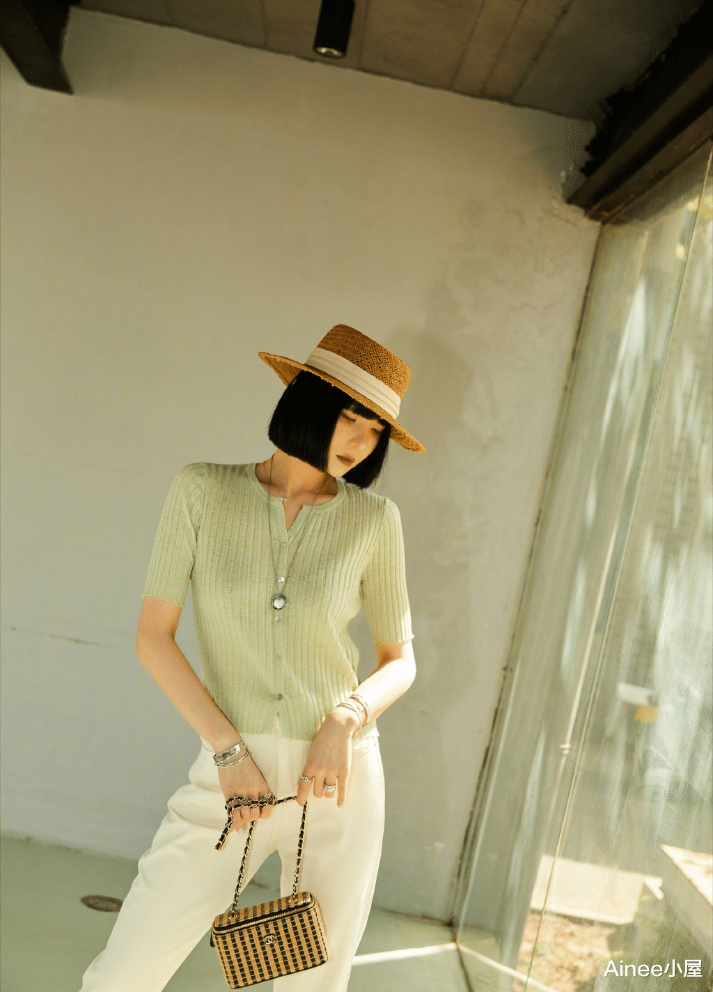 穿衣搭配|高晓松前妻身材纤细，气质短发配一身黑，和年轻女孩魅力没差距