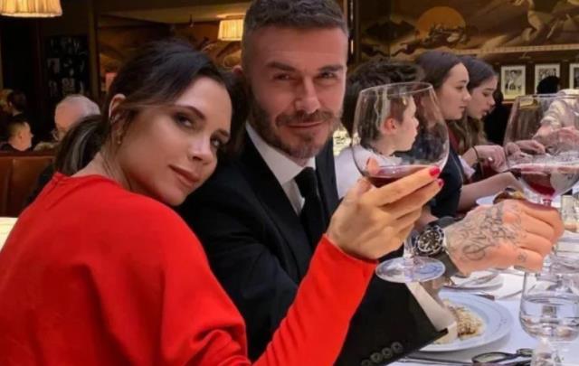 维多利亚|越老越美！47岁贝嫂近照曝光：秀大长腿，皮肤白皙，不输准儿媳