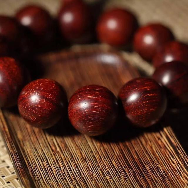 文玩|小叶紫檀很难玩吗？“6盘5不宜”，概括了小叶紫檀的盘玩和保养！