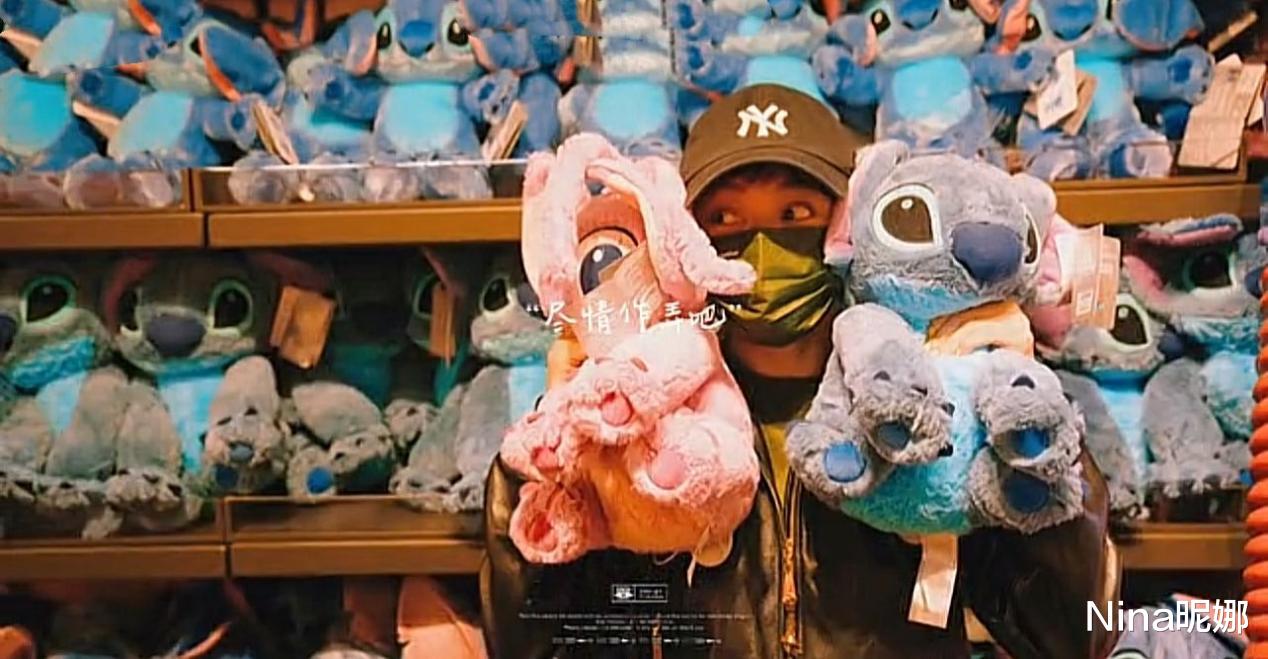 孙俪|孙俪打卡迪士尼，穿皮衣牛仔裤像帅小伙，老夫老妻玩公主抱太腻歪