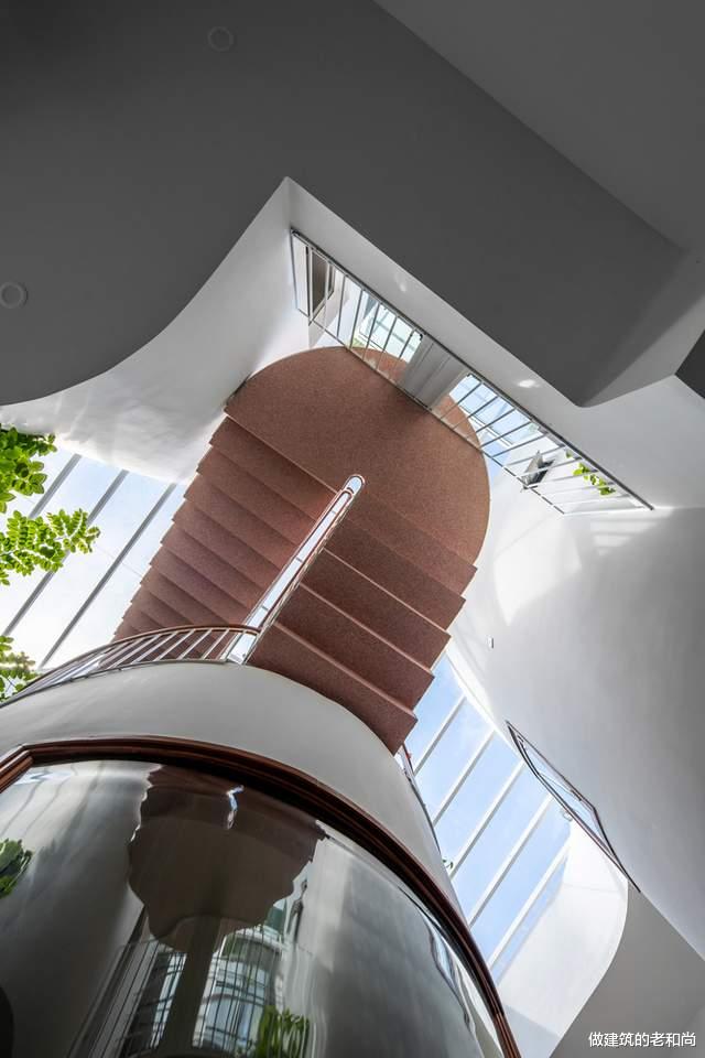 越南女服装设计师的家，当作一件艺术品来设计，空间丰富又有趣