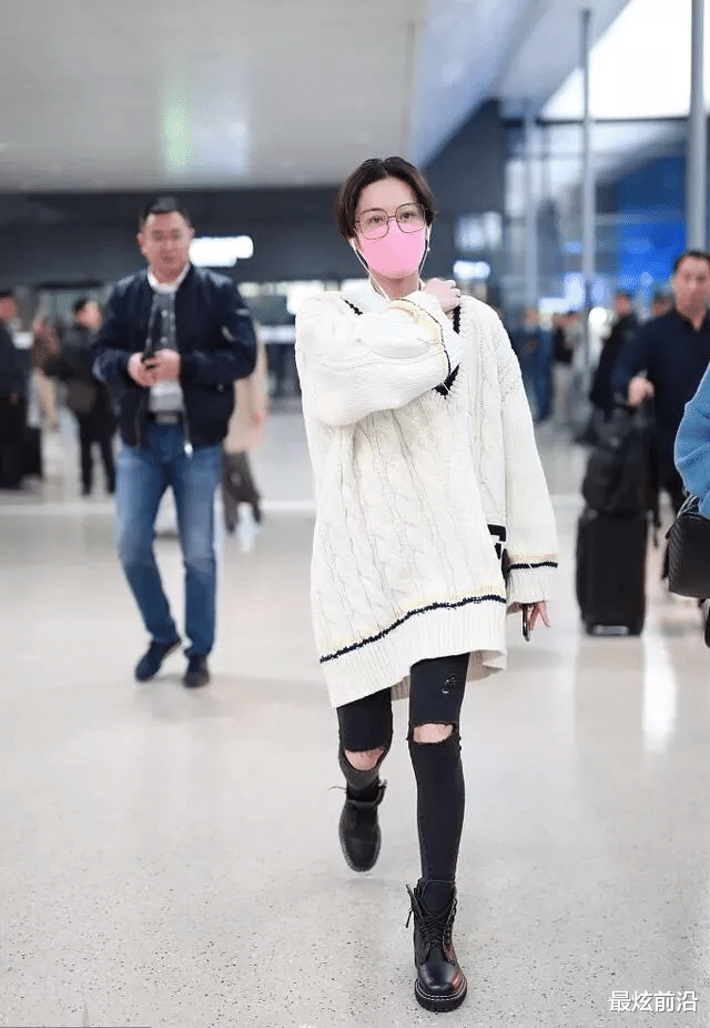 最炫前沿|张馨予敢于放飞自我，穿毛衣搭配破洞裤，这样的军嫂与众不同