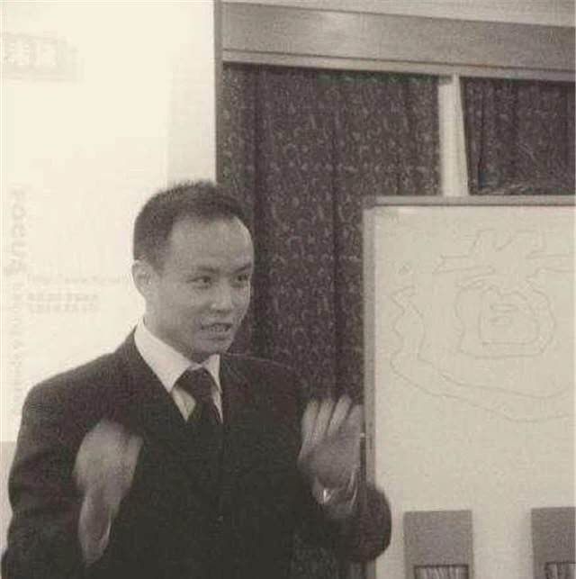 乐嘉|强吻谢娜辱骂金星遭“封杀”，乐嘉开豪车买名犬，比从前还潇洒？