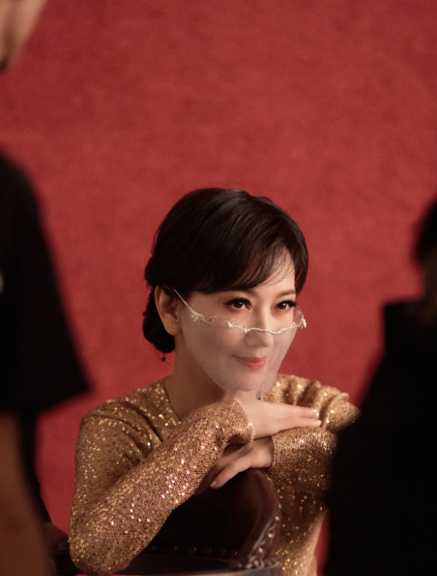 赵雅芝|68岁赵雅芝穿露背裙秀身材！薄背细腰曲线优美，咬一朵小花好风情