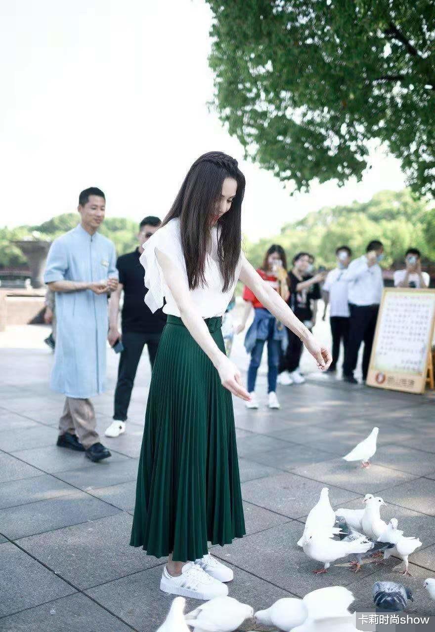 卡莉时尚show|李若彤扮嫩一刻都不停，55岁依旧敢穿小短裤，走小姑娘路线就服她