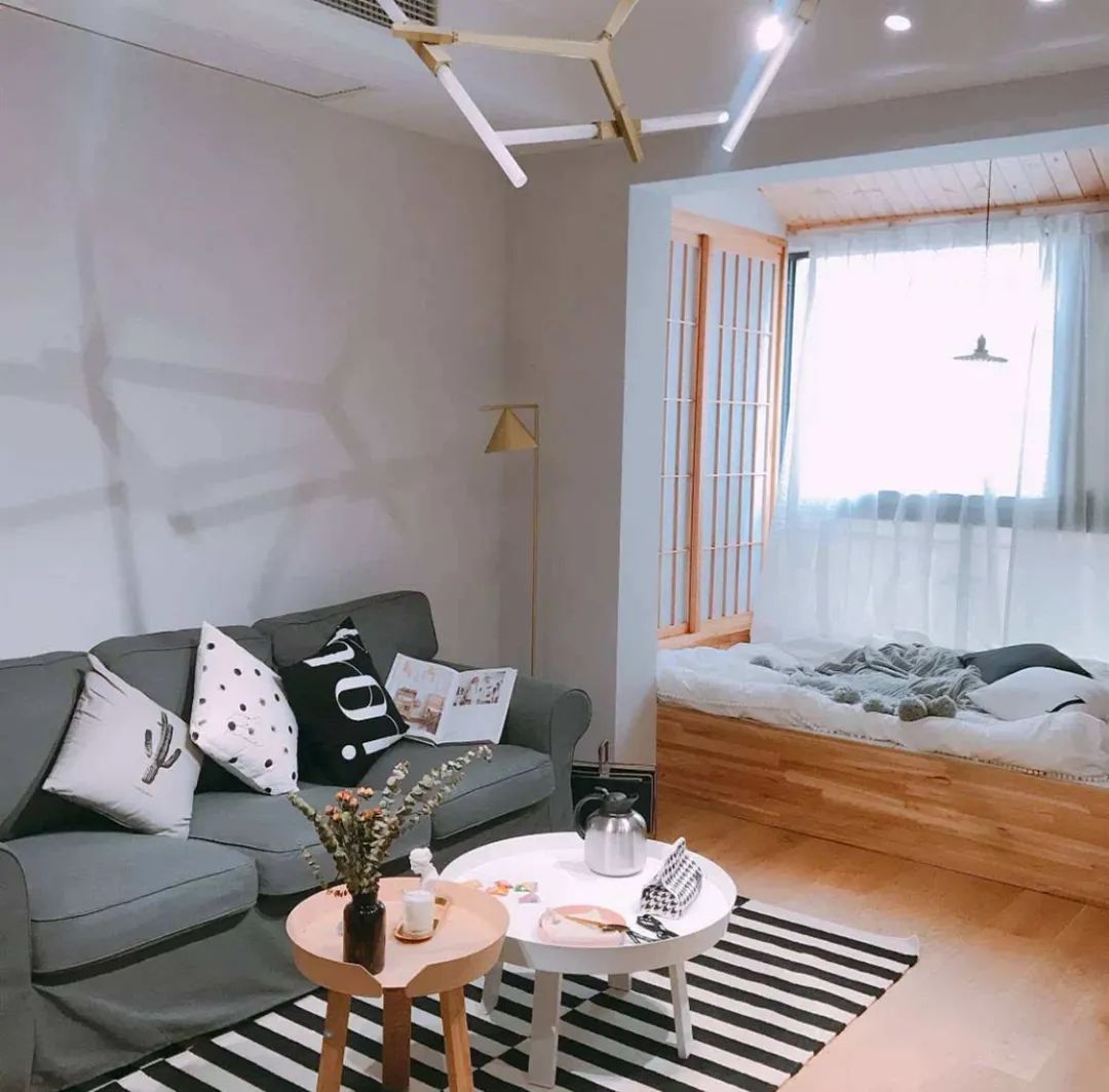 阳台封闭式起来，这样打个榻榻米，白白多出一间房，客厅还显大！