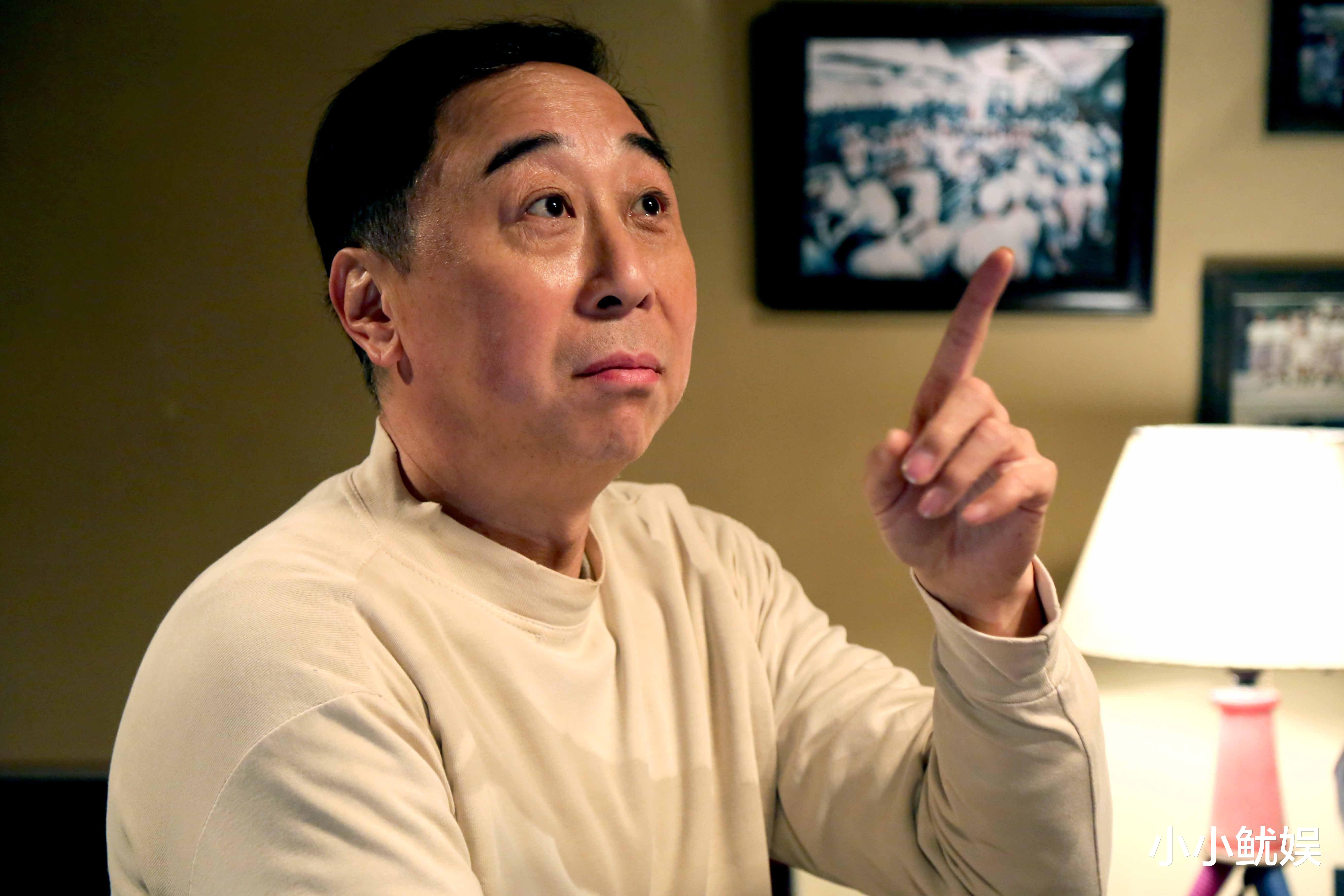 冯巩|64岁冯巩，与好友方清平吃路边摊，穿着朴素毫无明星架子