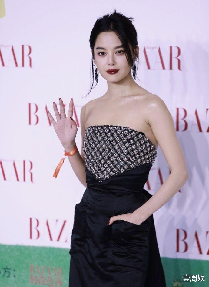 陈伟霆|芭莎慈善夜，陈伟霆牵着杨幂走红毯，前女友baby独自美丽！