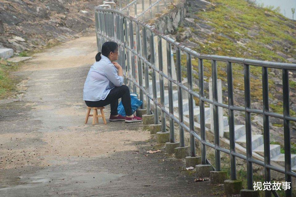 山村村民天天钓鱼,经常空手而归,看靠啥增加收入
