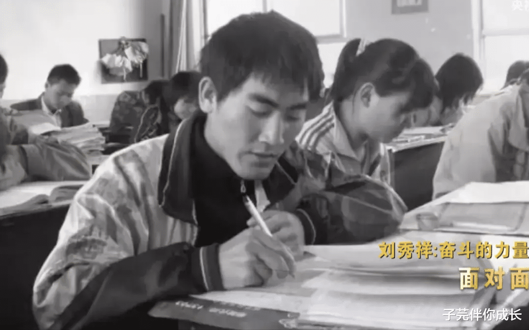 子芫伴你成长|4岁丧父，母亲精神失常，他带着娘求学14年，有了令人欣喜的结果