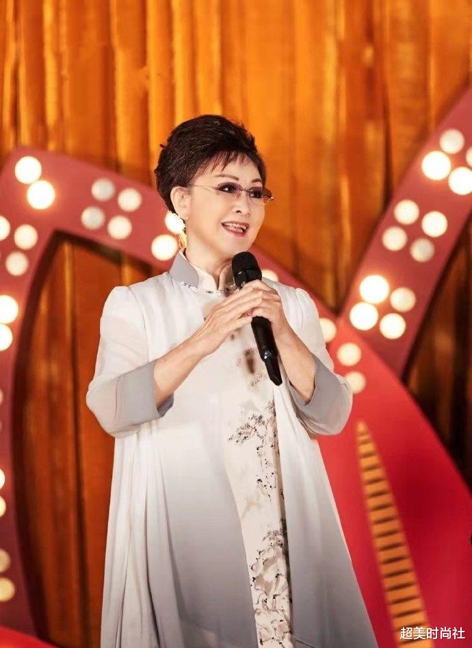 超美时尚社 李谷一穿国风长裙上综艺，76岁脸上未见皱纹，同框蔡明太有活力