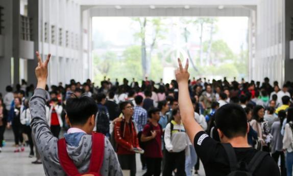 重庆|女大学生用“猪鼻子”，圈住两篇SCI论文，网友：热搜我都没看懂