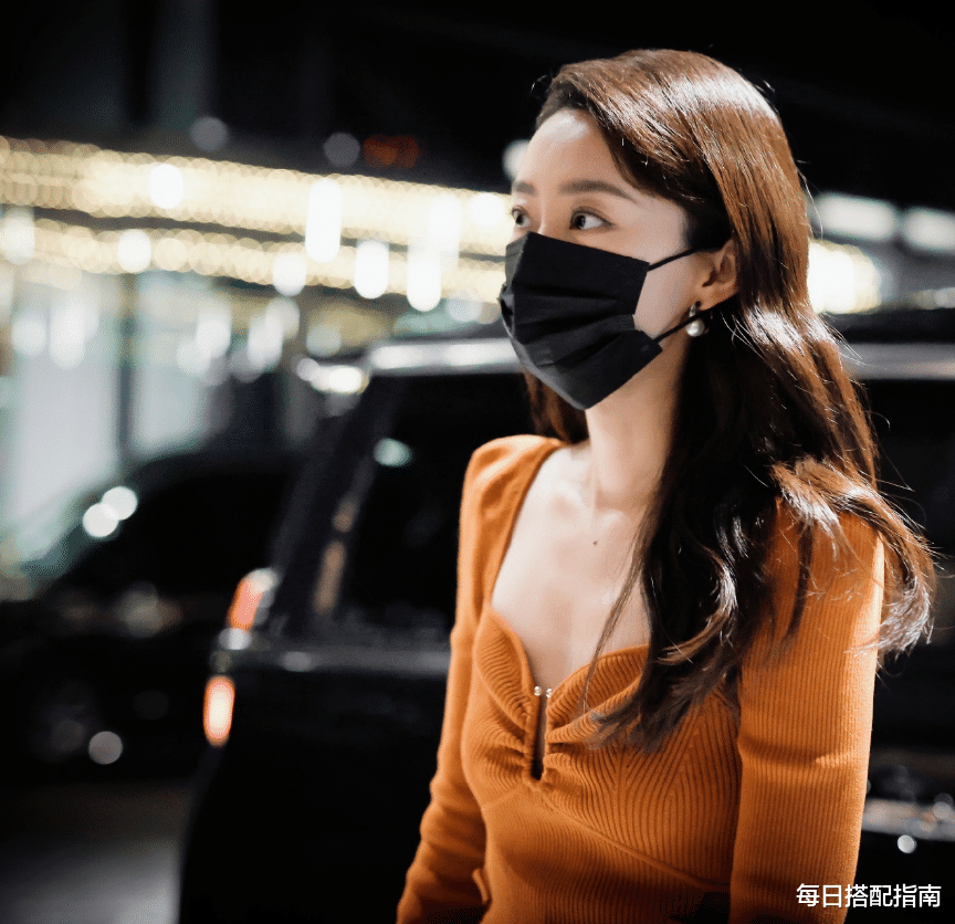 每日搭配指南 张小斐衣品真高级，穿紧身针织裙复古又优雅，气质真是绝了