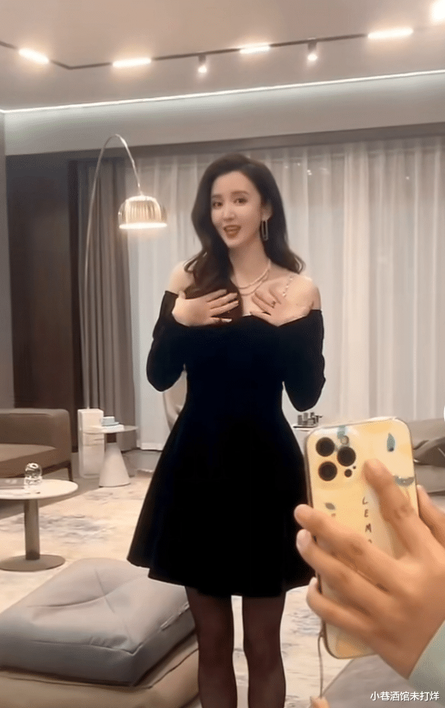 张萌|40岁张萌近照瘦太多，巴掌脸小了一大圈，穿黑丝露香肩好淑女